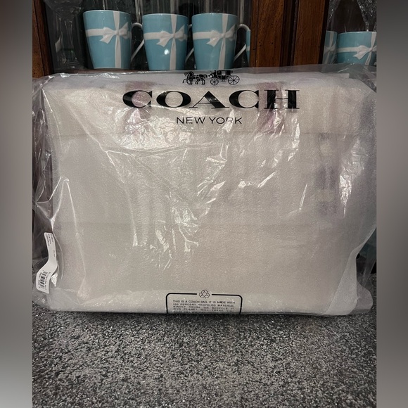 ❌SOLD❌ COACH Canvas Tote Large NWT EXCELLENT CONDITION - Picture 5 of 11